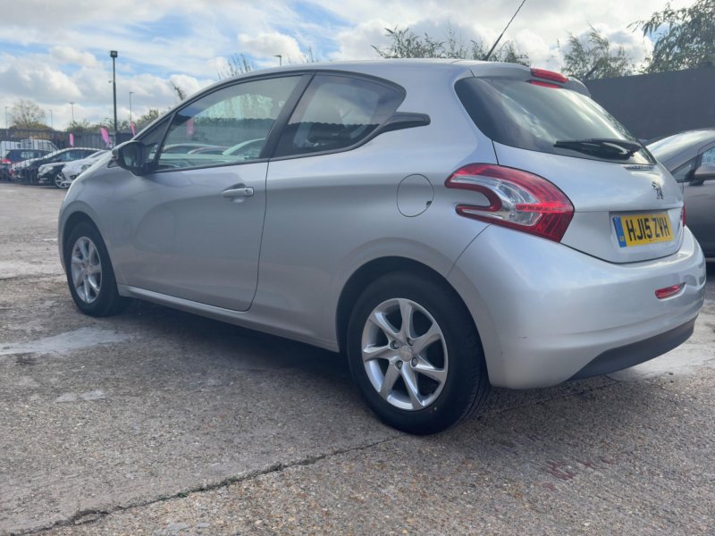 PEUGEOT 208