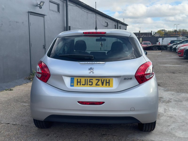 PEUGEOT 208