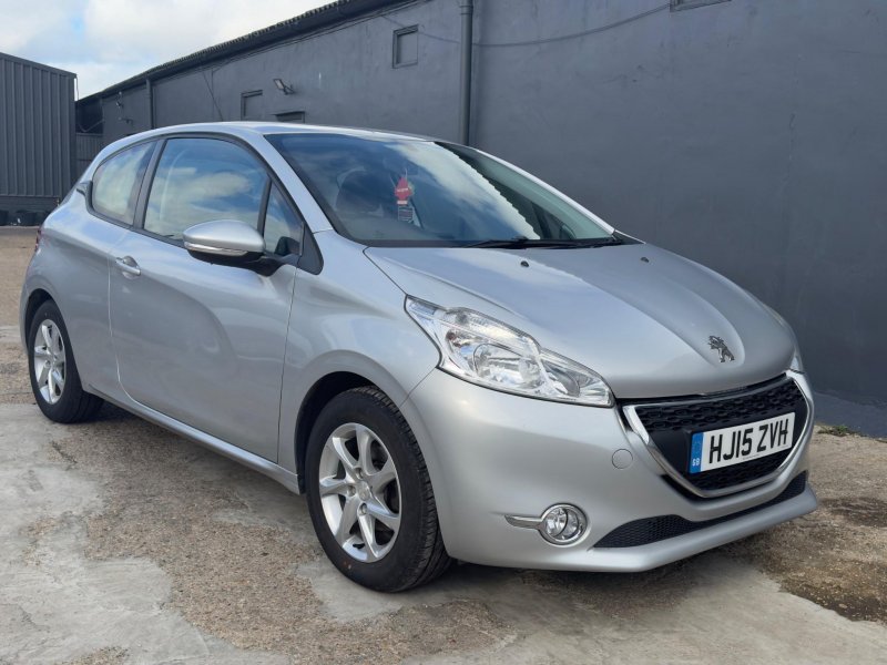 PEUGEOT 208