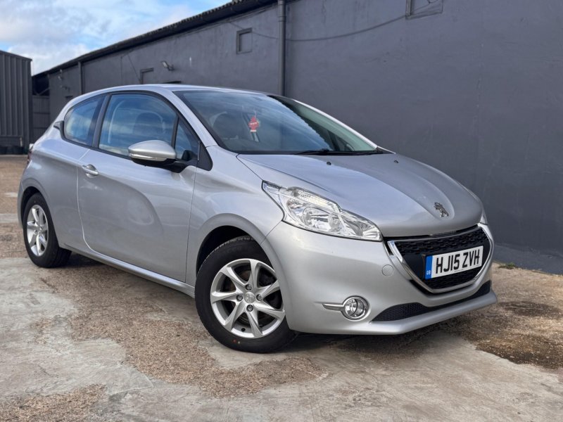 PEUGEOT 208