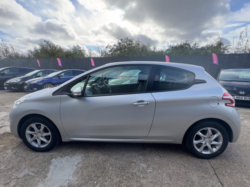 PEUGEOT 208