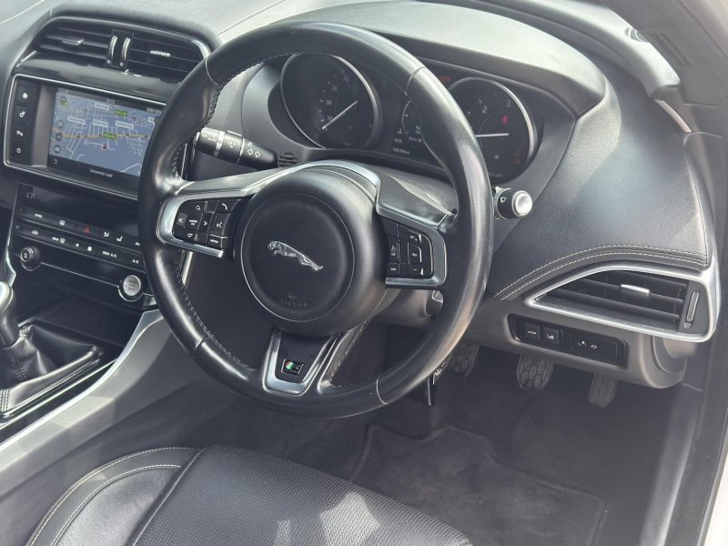 JAGUAR XE