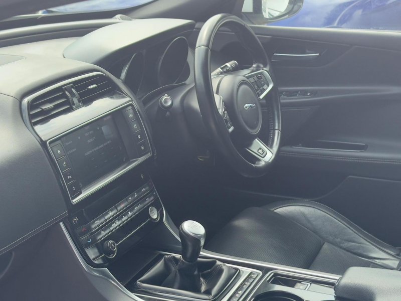 JAGUAR XE